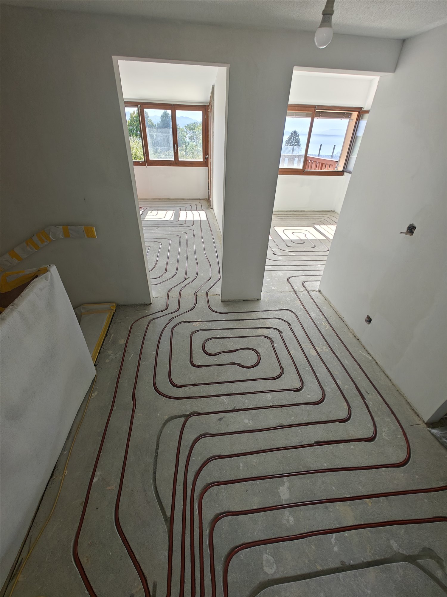 Réseau de plancher chauffant installé par rainurage dans un logement existant