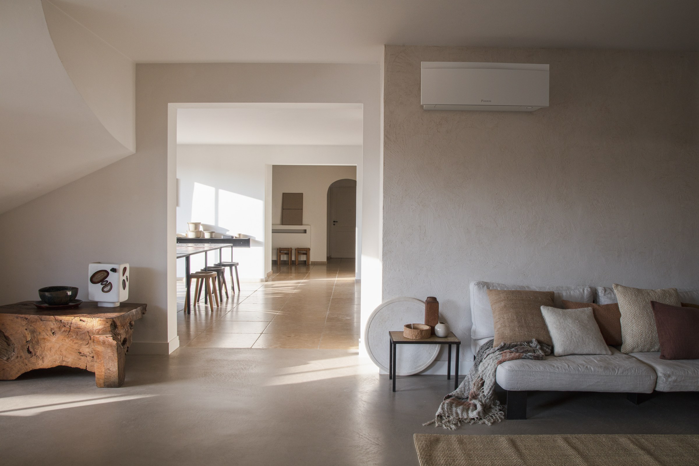 Climatisation Daikin intégrée dans un salon