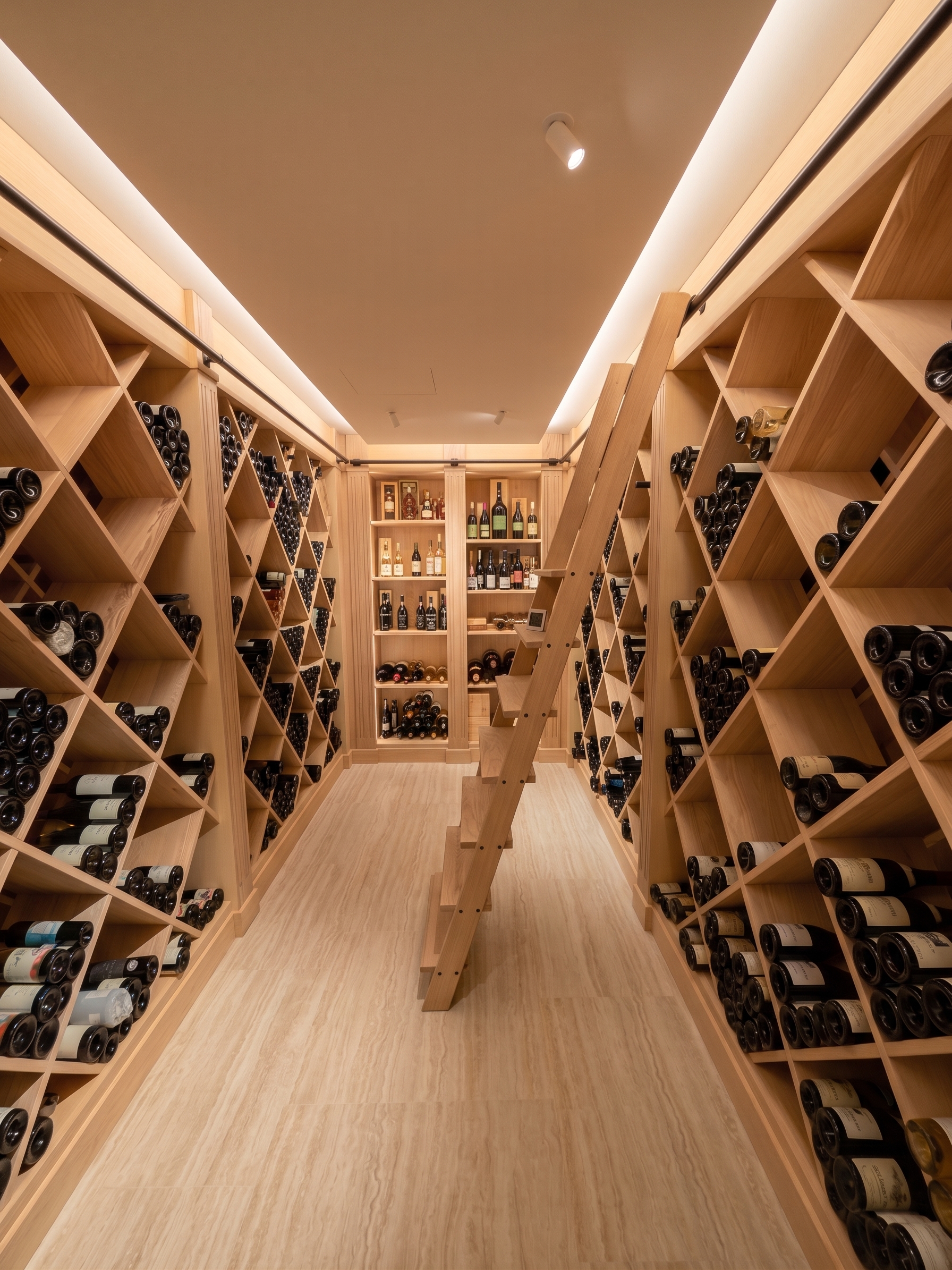 Cave à vin aménagée avec des casiers en bois et une échelle