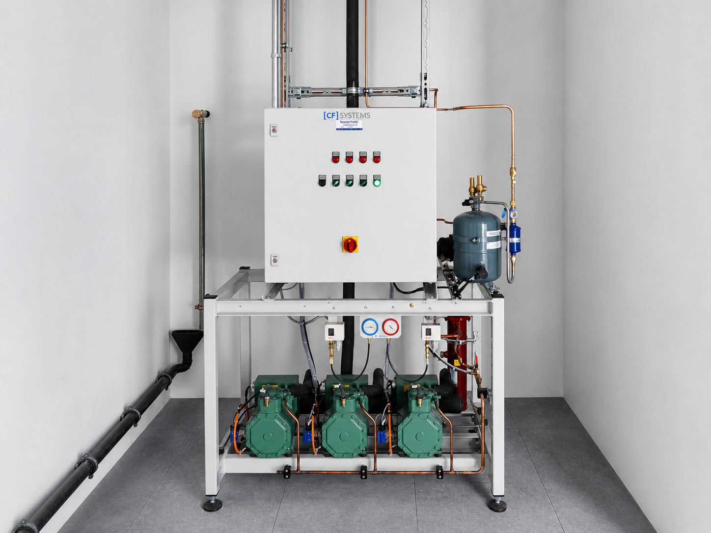 Centrale frigorifique avec armoire de commande et trois compresseurs pour un environnement pharmaceutique