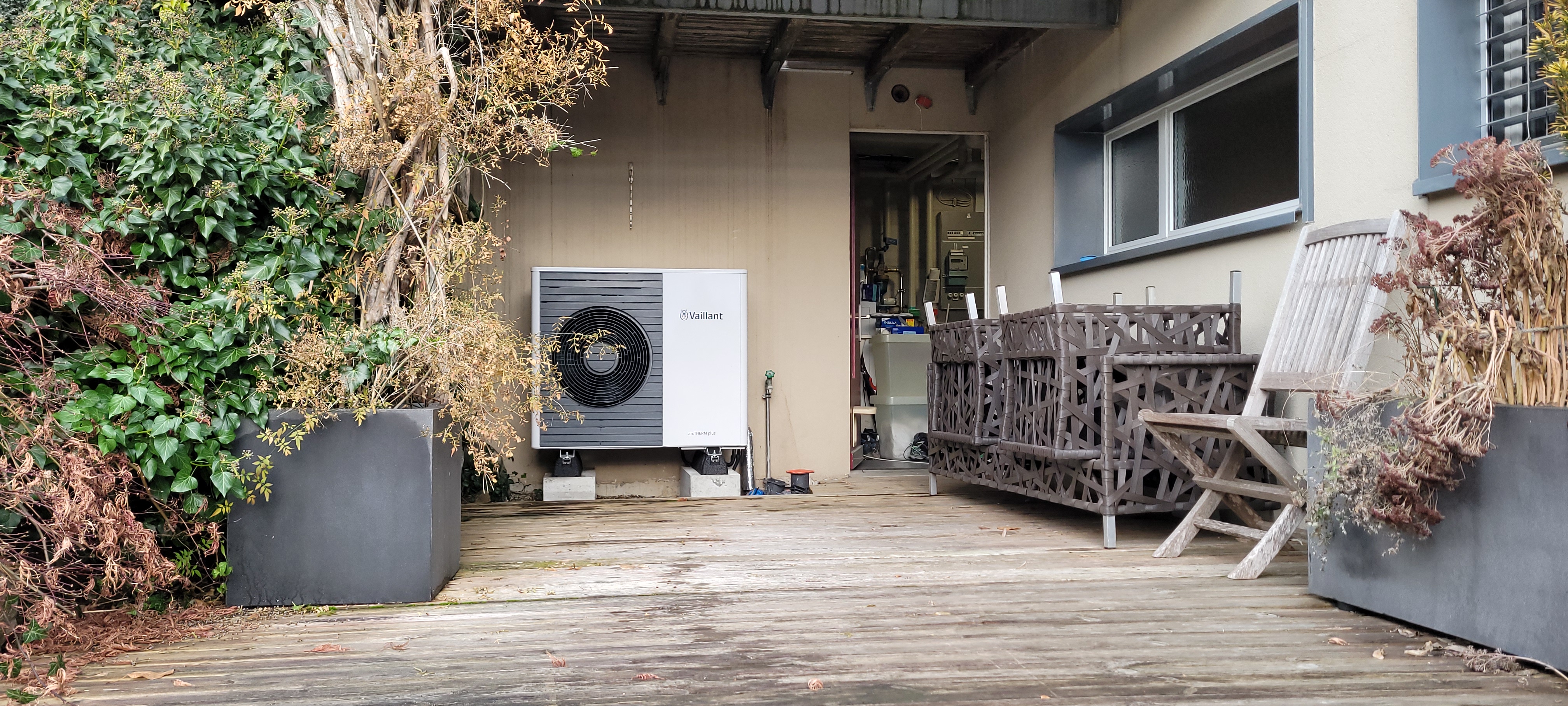 Pompe à chaleur Vaillant installée devant un logement