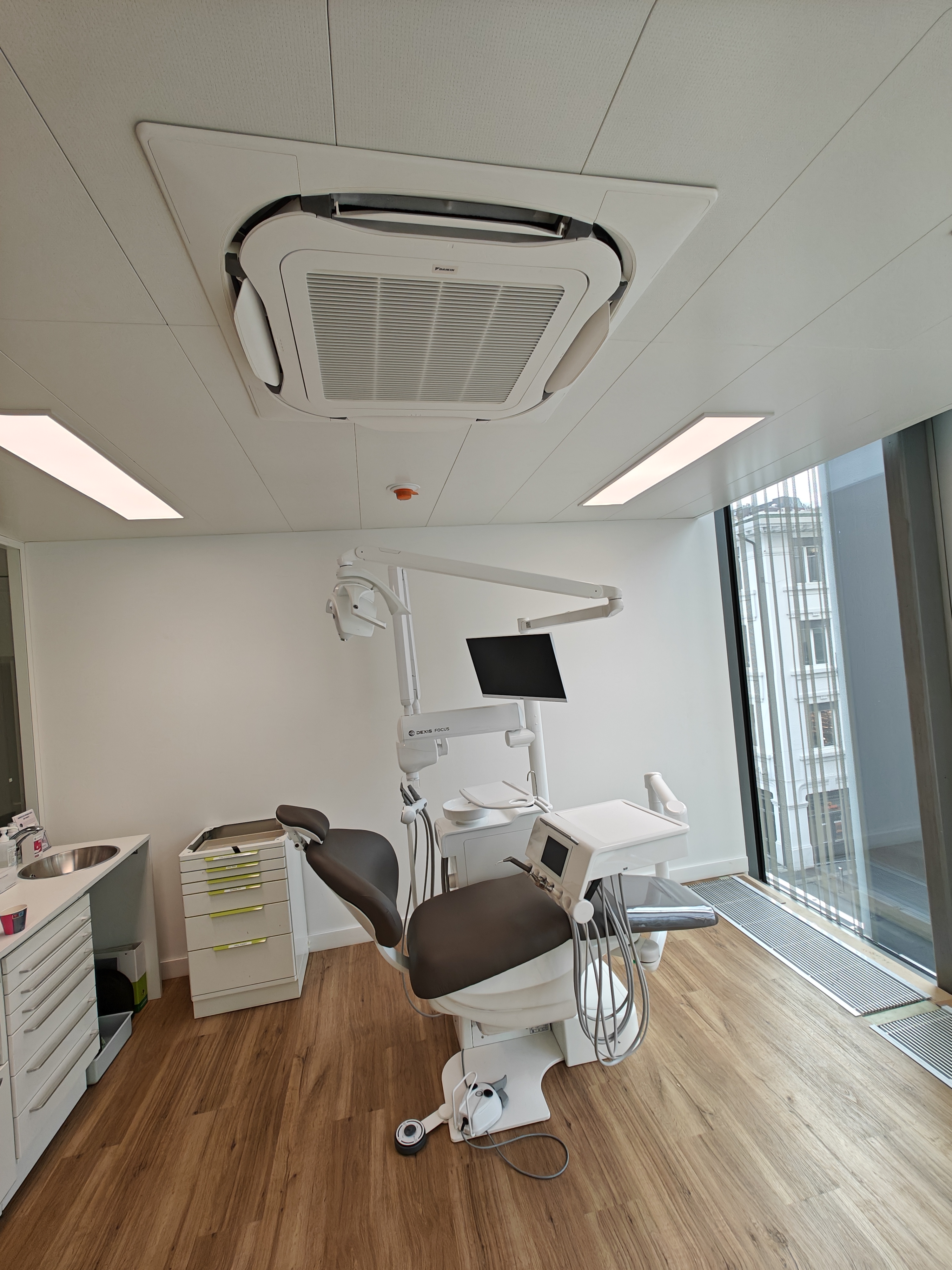 Climatisation Daikin en cassette au plafond d’un cabinet dentaire