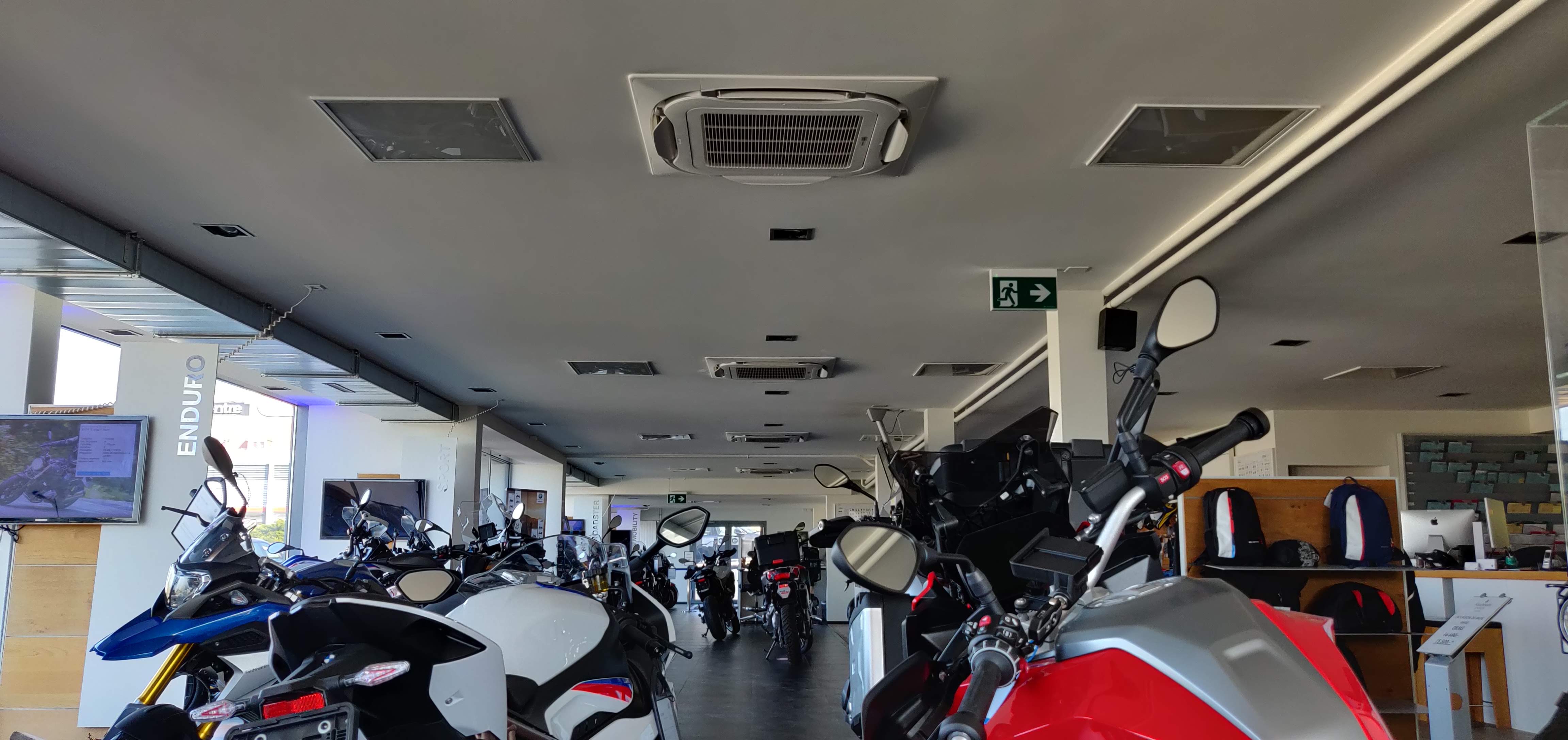Cassettes de climatisation dans le showroom Facchinetti Motos à Crissier